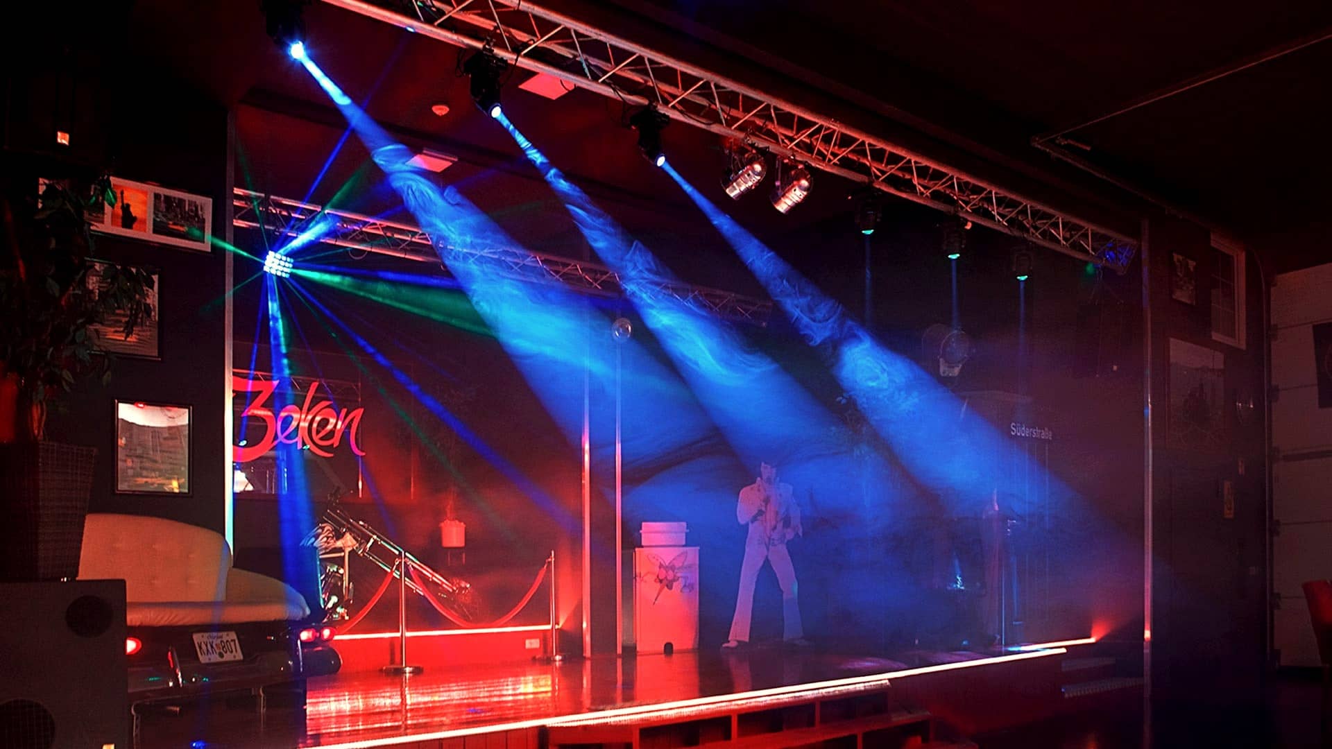Bühne des Dreibeken mit blauen Lichtstrahlen, Traversen und Tanzfläche
