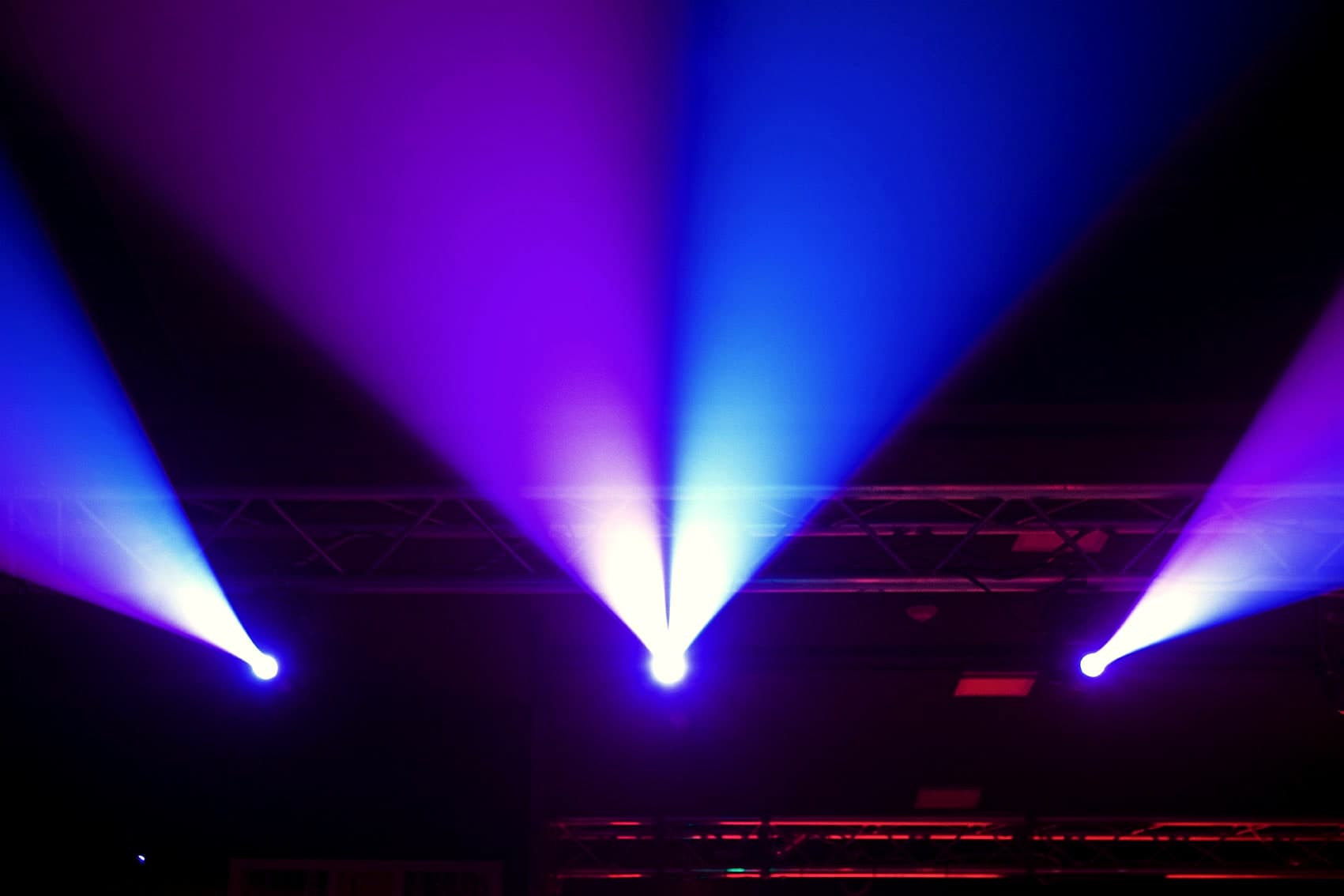 Lichtshow mit Scheinwerfern im dunklen Saal