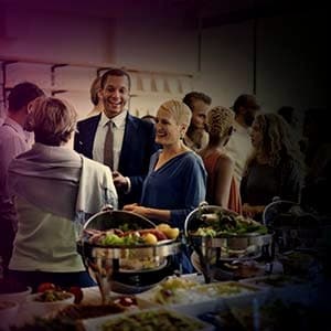 Gäste im Gespräch am Buffet