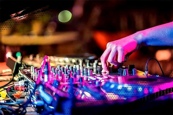DJ am Mischpult
